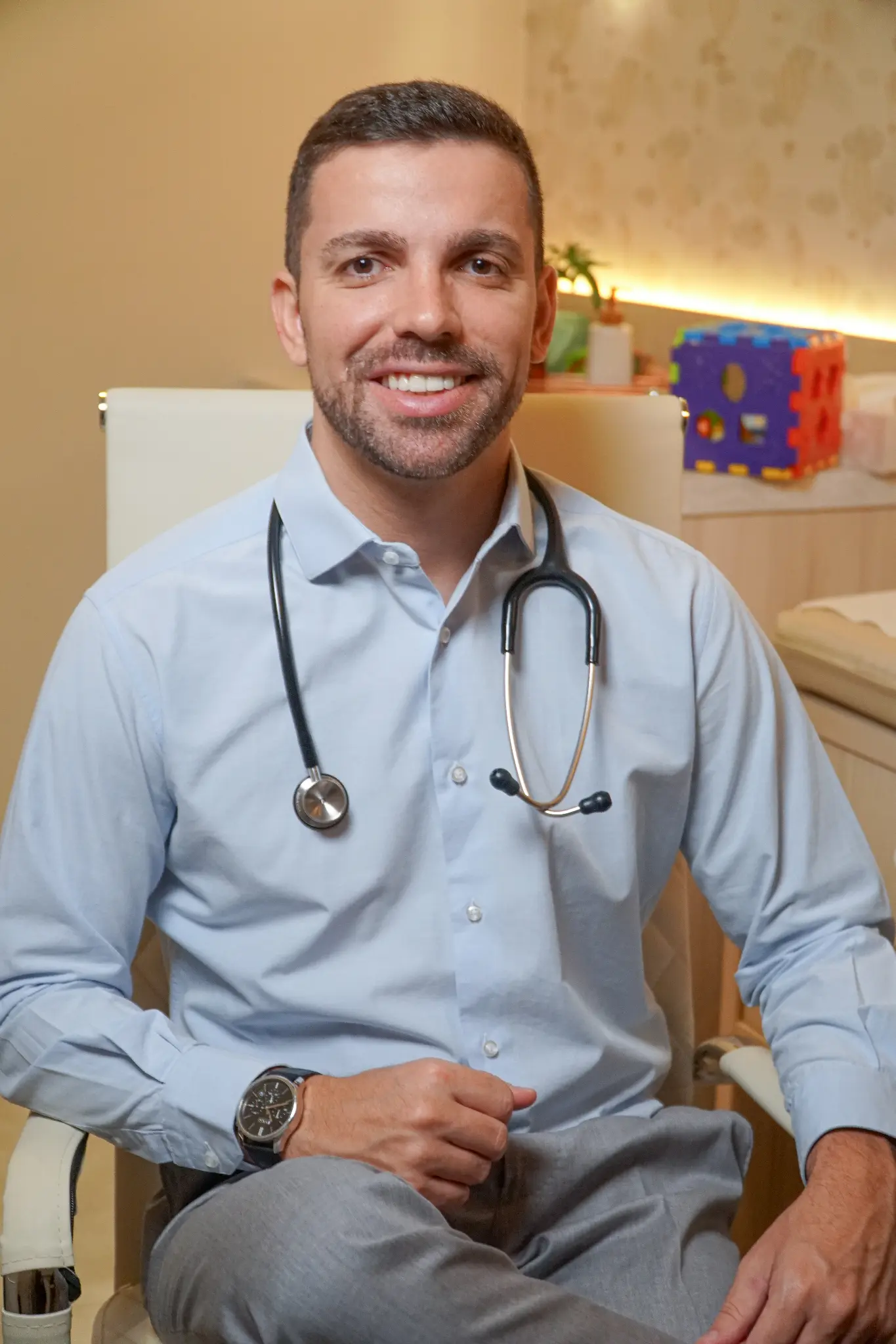 Dr. João Luís Rodrigues atendendo