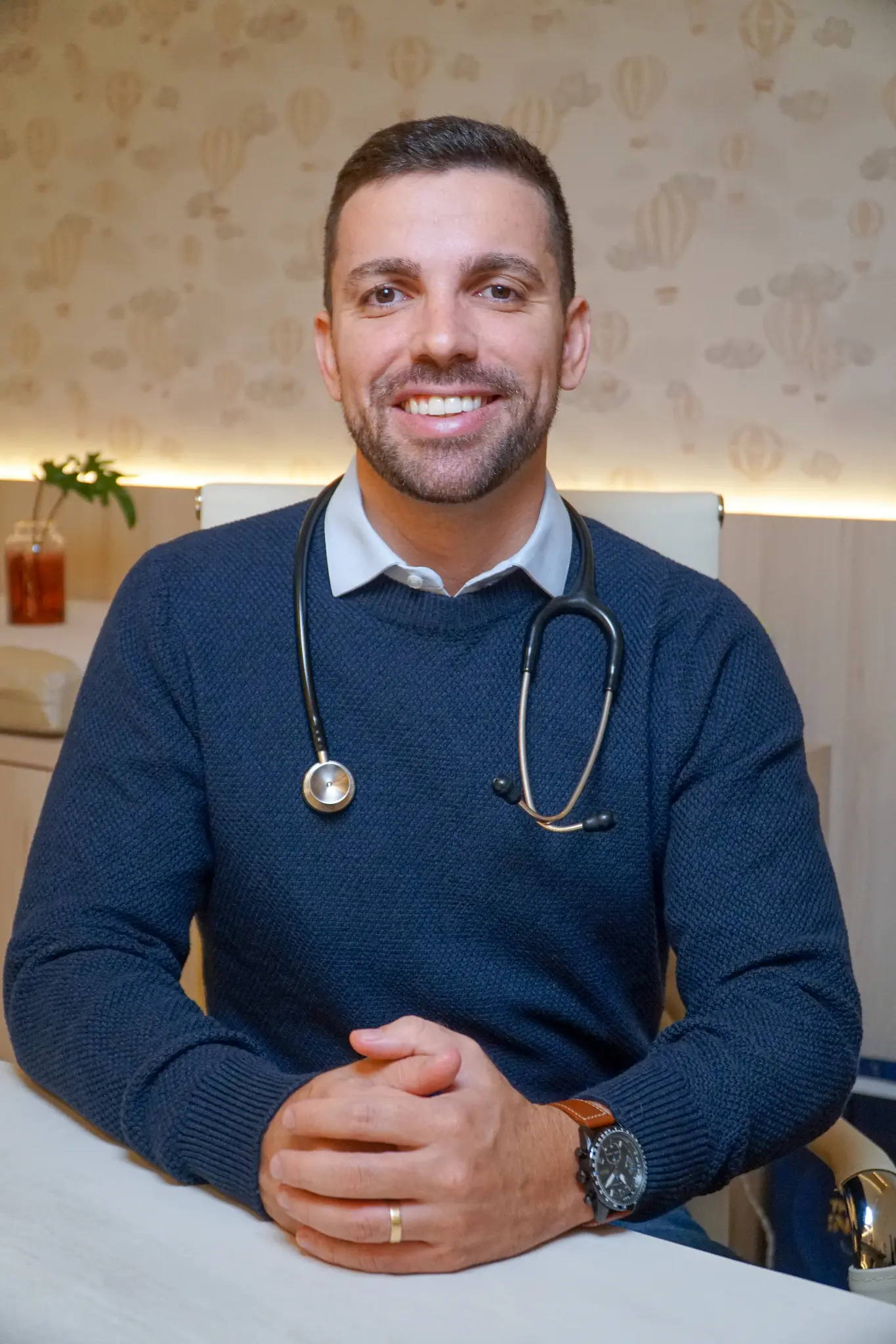 Dr. João Luís Rodrigues em seu consultório